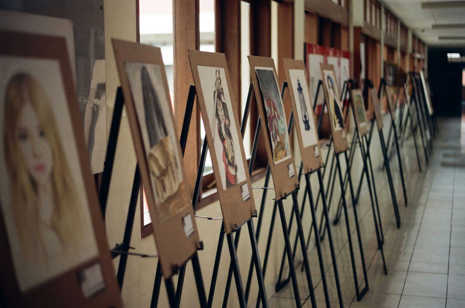 Exposition artistique de peintures, sculptures ...