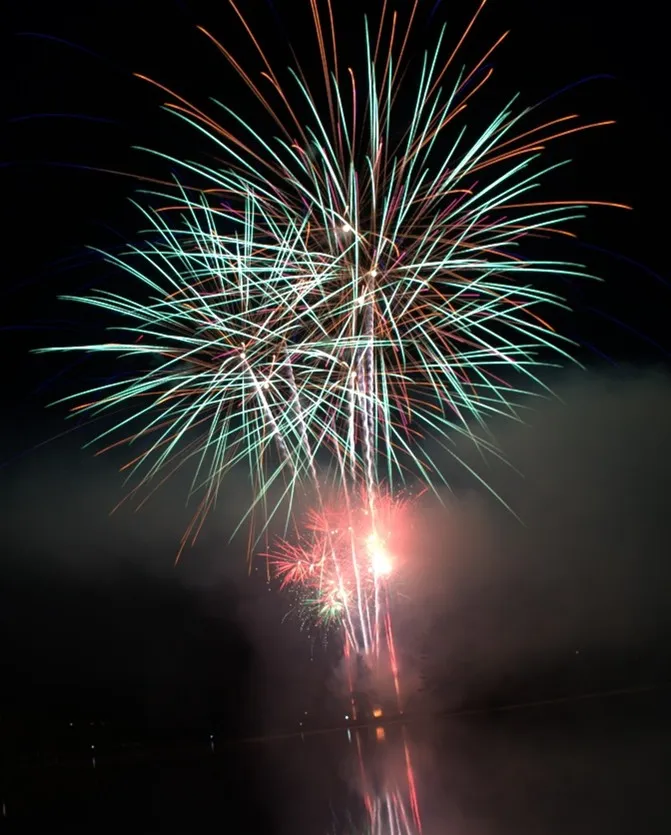 Feu d'artifice au Lac ... - Crédit: Service communication Ville d'Egletons