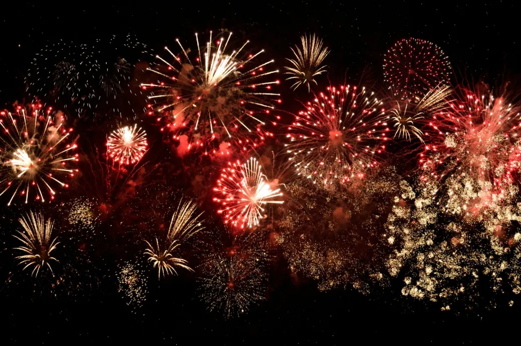 Feu d'artifice à Meyssac - Crédit: designecologist-5mj5jLhYWpY-unsplash