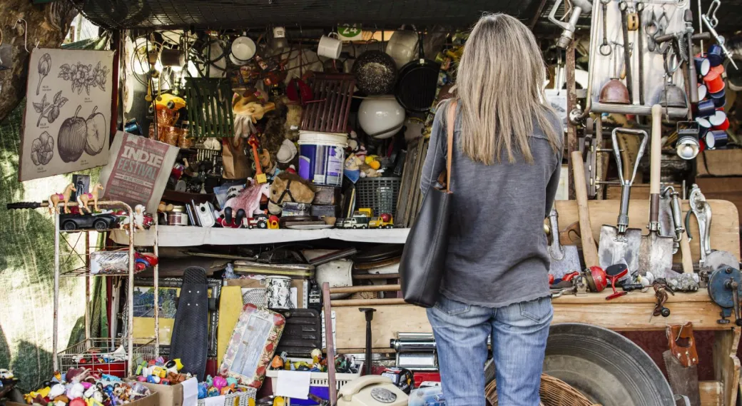 Vide grenier - Crédit: Image Freepik