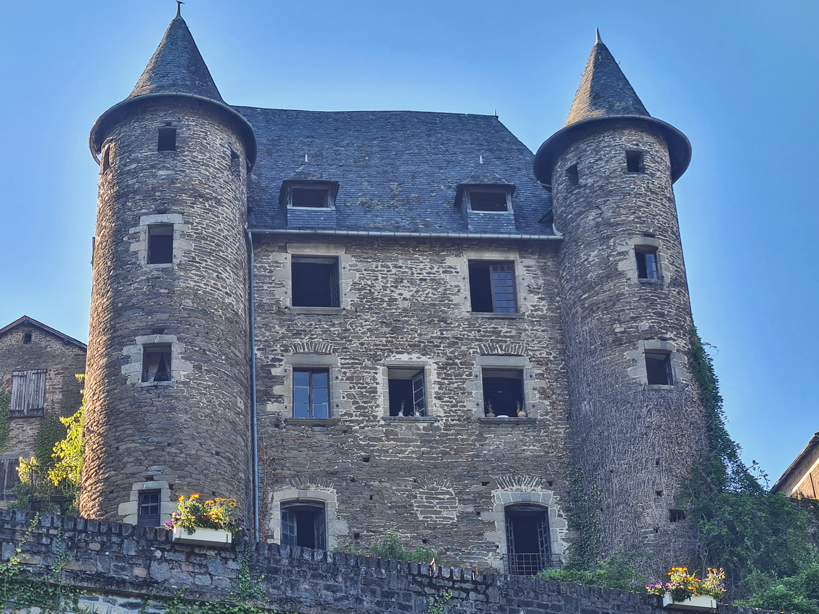 File:Maison, rue Gaby Furnestin à Uzerche (Corrèze, 19) - 03.jpg