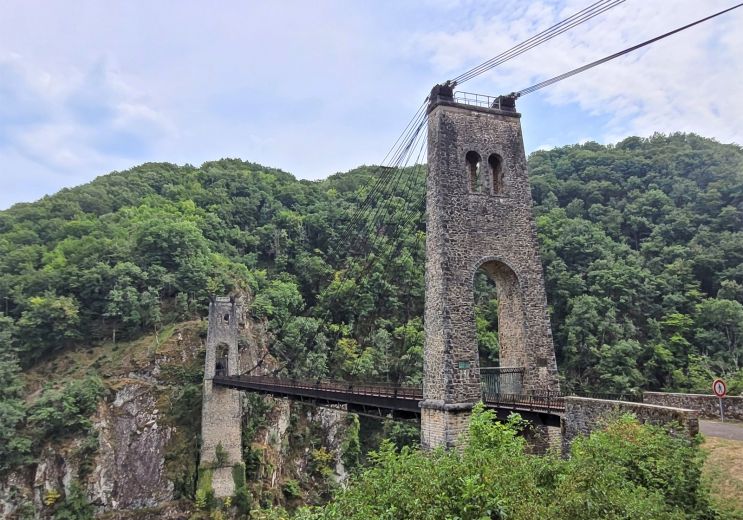 Walk to the Rochers Noirs Viaduct and its susp ...