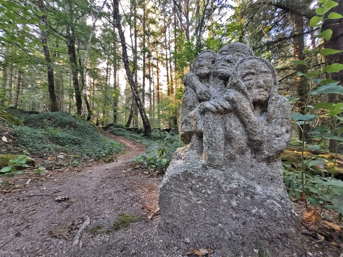 Village abandonné de Clédat statue