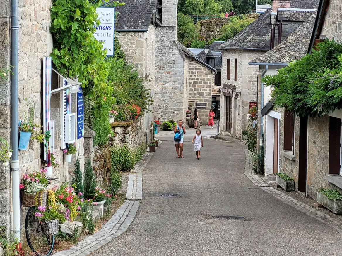Gimel-les-Cascades village ruelles