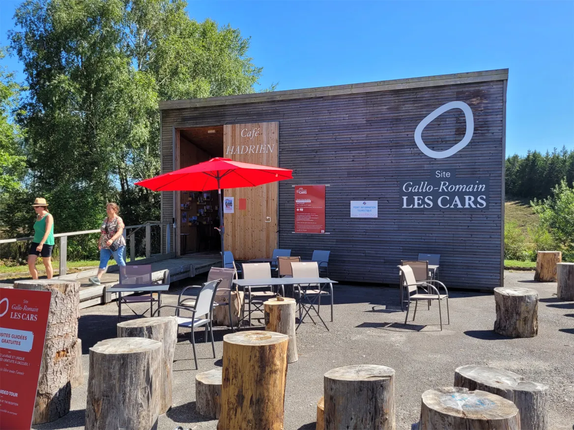 Restaurant et entrée du site des Cars