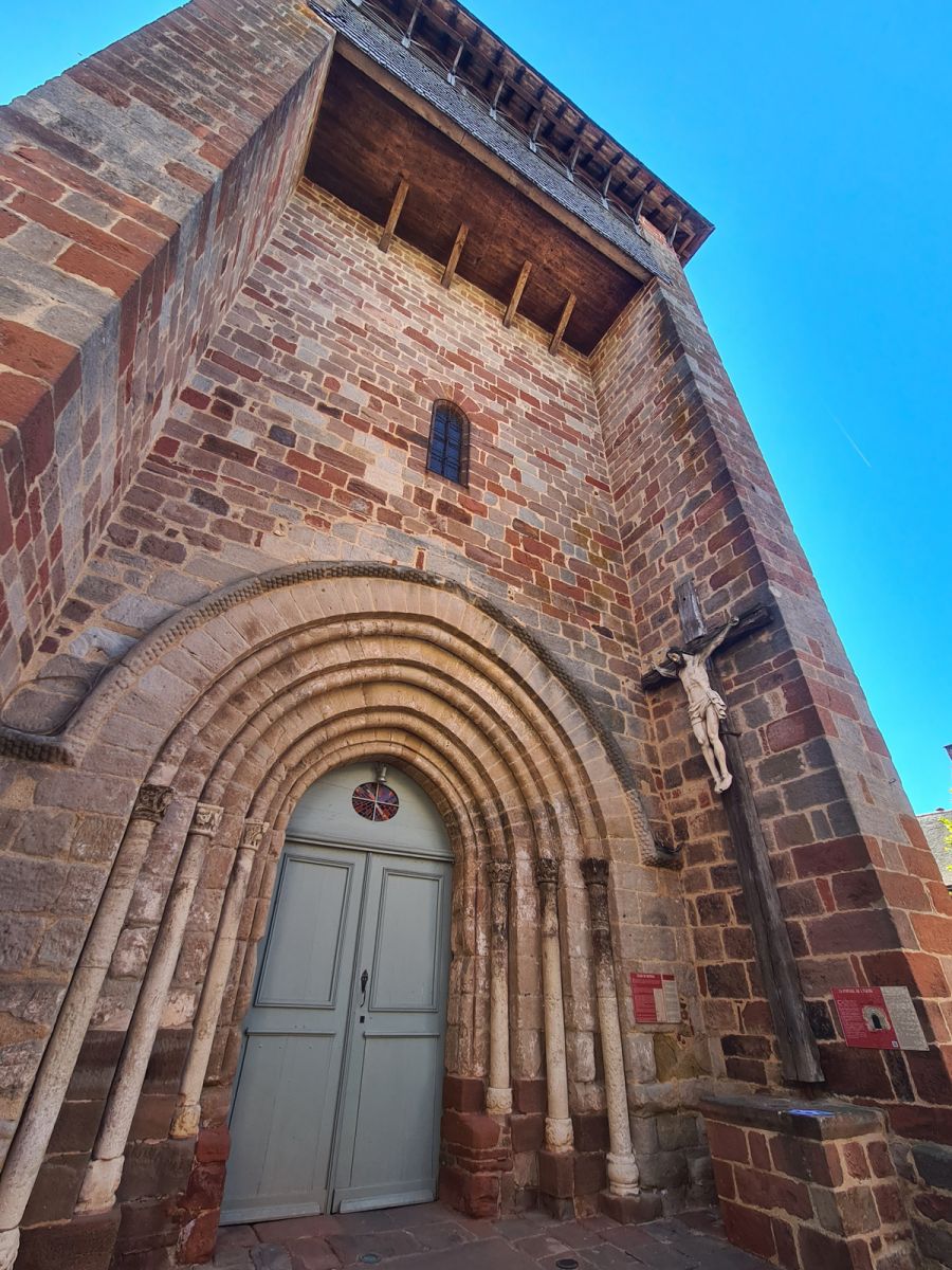 Façade de l'église de Meyssac
